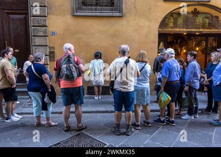 Mehrere alte Weinfenster, darunter auch dieses in Babae, sind noch in Betrieb in Florenz, wo sich die Leute versammeln, um Wein während der ganzen da zu bestellen Stockfoto