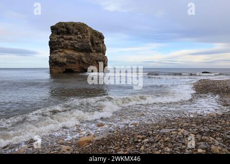 Ein heller Wintertag an der Marsden Bay, einer wunderschönen Bucht mit atemberaubendem Blick und spektakulären Felsformationen auf South Shields, South Tyneside, NE England. Stockfoto