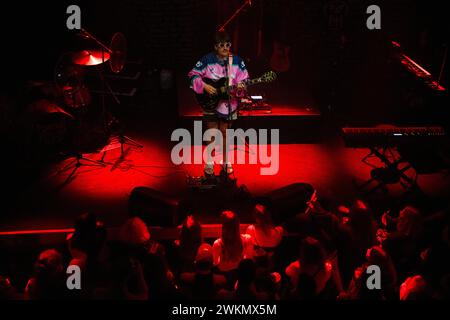 Die amerikanische Singer-Songwriterin Medium Build trat live im Hole44 in berlin auf, während sie Holly Humberstone auf Tournee unterstützte. Stockfoto