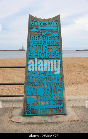 Kriegsdenkmal an der Roker Promenade in Sunderland, Tyne & Wear, Nordengland, Großbritannien Stockfoto