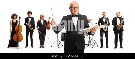 Dirigent, der vor einem philharmonischen Orchester auf weißem Hintergrund steht Stockfoto