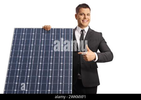 Mann hinter einem Sonnenkollektor lächelt und zeigt isoliert auf weißem Hintergrund Stockfoto