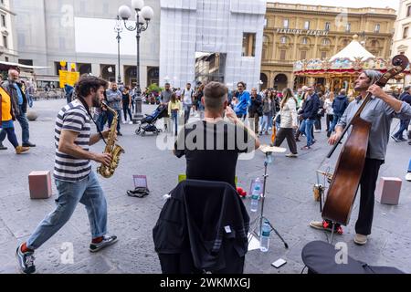 Busking in Italien ist eine altehrwürdige Tradition, bei der Musiker auf den Straßen spielen, um Trinkgeld zu erhalten. Stockfoto