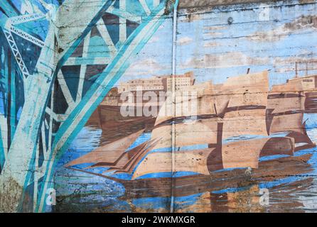 Ein denkmalgeschütztes Wandgemälde von Frank Styles unter der Wearmouth Bridge, das die Vergangenheit des Schiffbaus der Stadt im Nordosten, Großbritannien, darstellt Stockfoto