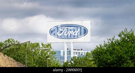 Köln, Deutschland 13. Juli 2023: Großes Werbezeichen der Ford Motor Company vor dem Werk in köln Stockfoto