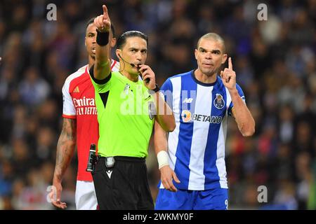 Porto, Portugal. Februar 2024. Dragao Stadium, Champions League 2023/2024, FC Porto gegen Arsenal; Schiedsrichter Serdar Gozubuyuk (NED) und Pepe vom FC Porto im Achtelfinale, First Leg das Spiel der UEFA Champions League 2023/2024 zwischen dem FC Porto und Arsenal im Dragao Stadium in Porto am 21. Februar. Foto: Daniel Castro/DiaEsportivo/Alamy Live News Credit: DiaEsportivo/Alamy Live News Stockfoto