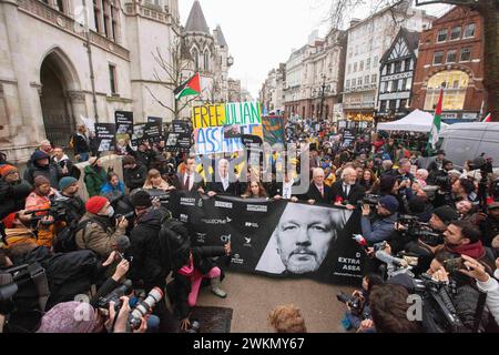 London, England, Großbritannien. Februar 2024. STELLA ASSANGE wird vor den Royal Courts of Justice gesehen, als Julian Assange Unterstützer zur Downing Street marschieren. (Kreditbild: © Tayfun Salci/ZUMA Press Wire) NUR REDAKTIONELLE VERWENDUNG! Nicht für kommerzielle ZWECKE! Stockfoto