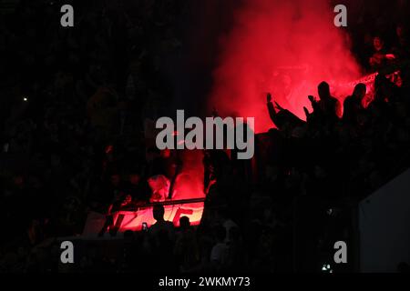 Neapel, Italien. Februar 2024. Fans beim Fußball-Spiel der UEFA CHAMPIONS LEAGUE zwischen NAPOLI und BARCELLONA im Diego Armando Maradona Stadium in Neapel, Italien - Mittwoch, den 21. Februar 2024. ( Alessandro Garofalo/LaPresse ) Credit: LaPresse/Alamy Live News Stockfoto