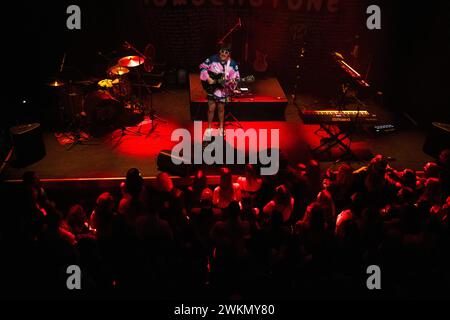 Die amerikanische Singer-Songwriterin Medium Build trat live im Hole44 in berlin auf, während sie Holly Humberstone auf Tournee unterstützte. Stockfoto