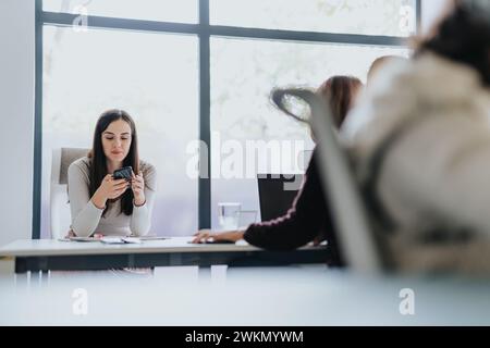 Erfolgreiches weibliches Team, das an der Geschäftsausweitung und Finanzplanung für den globalen Markt mitarbeitet. Stockfoto