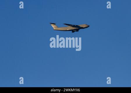 Eine Lockheed Martin C-5M Super Galaxy mit der United States Air Force über Kanagawa, Japan. Stockfoto