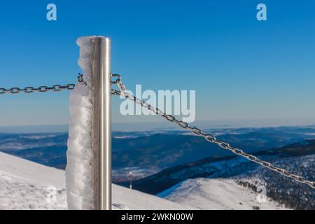 Stahlgeländerrohr mit Kette, Spitze des Weges zum Snezka vom rosa Berg, krkonose Berg, Wintermorgen. Stockfoto