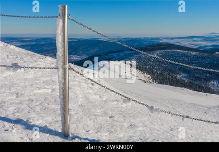 Stahlgeländerrohr mit Kette, Spitze des Weges zum Snezka vom rosa Berg, krkonose Berg, Wintermorgen. Stockfoto