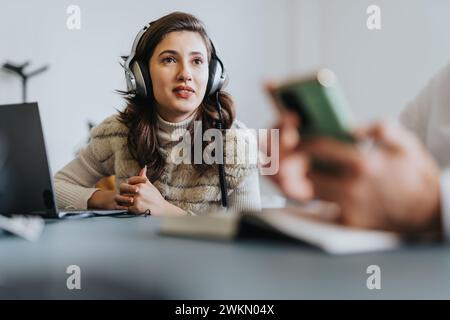 Geschäftsteam arbeitet an Finanzanalysen, Marktforschungen und Marketingstrategien für erfolgreiches Wachstum zusammen. Stockfoto