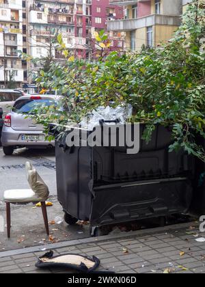 Zweige in einem Mülleimer. Müllcontainer auf der Straße. Asien Stockfoto