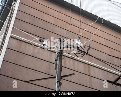 Hausgemachte Stromstange aus Metall. Drähte an einem Stab. Strom auf der Straße. Konzept Stockfoto