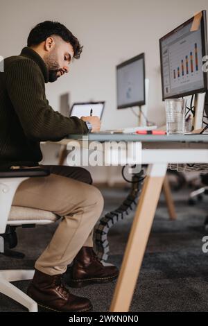 Erfolgreiches multikulturelles Geschäftsteam arbeitet zusammen und erarbeitet Ideen für das Gewinnwachstum. Stockfoto