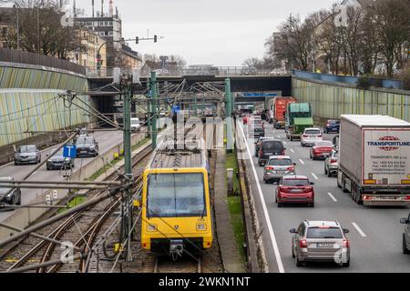 Die Hausackerbrücke, innerstädtische Straßenbrücke über die Autobahn A40 und eine Stadtbahnlinie, zwischen Essen-Frohnhausen und Holsterhausen, 2018 aufwendig saniert, ist jetzt schon wieder marode und muss abgerissen werden, soll 2026 neu gebaut werden, dafür muss die A40 und die U-Bahnlinie, der U18, gesperrt werden, NRW, Deutschland, Hausackerbrücke *** die 2018 umfangreich sanierte Hausackerbrücke, innerstädtische Straßenbrücke über die Autobahn A40 und Stadtbahnstrecke zwischen Essen Frohnhausen und Holsterhausen, ist bereits wieder verfallen und muss abgerissen werden, um 2026 wieder aufgebaut zu werden. Stockfoto