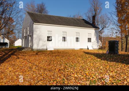 Smith Corner Meetinghouse in Gilmanton, New Hampshire während der Herbstmonate. Dieses Versammlungshaus ist im National Register of Historical PL aufgeführt Stockfoto