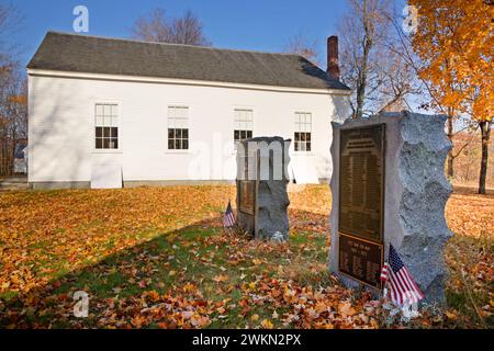 Smith Corner Meetinghouse in Gilmanton, New Hampshire während der Herbstmonate. Dieses Versammlungshaus ist im National Register of Historical PL aufgeführt Stockfoto