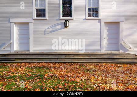 Smith Corner Meetinghouse in Gilmanton, New Hampshire während der Herbstmonate. Dieses Versammlungshaus ist im National Register of Historical PL aufgeführt Stockfoto