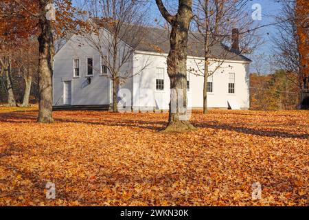 Smith Corner Meetinghouse in Gilmanton, New Hampshire während der Herbstmonate. Dieses Versammlungshaus ist im National Register of Historical PL aufgeführt Stockfoto