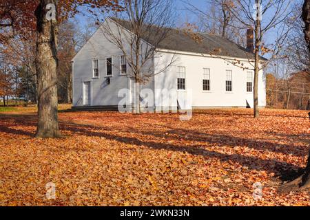 Smith Corner Meetinghouse in Gilmanton, New Hampshire während der Herbstmonate. Dieses Versammlungshaus ist im National Register of Historical PL aufgeführt Stockfoto