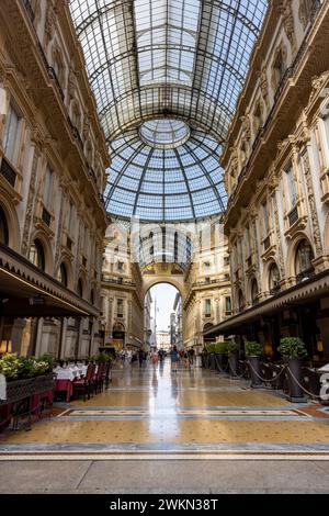 Galleria Vittoria Emanuele II, ein gehobenes Einkaufszentrum, das im 19. Jahrhundert erbaut wurde und neben dem Dom liegt, ist mit Stahl und Glas überdacht und mit einer Schenkung versehen Stockfoto