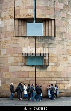 Touristen auf einem Spaziergang vor dem National Museum of Scotland in der Chambers Street, Edinburgh, Schottland, Großbritannien. Stockfoto