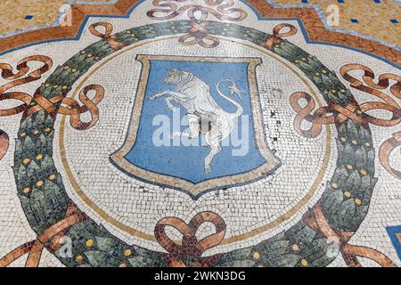 Galleria Vittoria Emanuele II, ein gehobenes Einkaufszentrum, das im 19. Jahrhundert erbaut wurde und neben dem Dom liegt, ist mit Stahl und Glas überdacht und mit einer Schenkung versehen Stockfoto