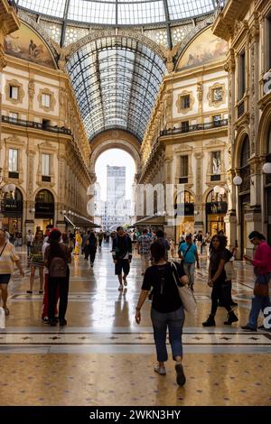 Galleria Vittoria Emanuele II, ein gehobenes Einkaufszentrum, das im 19. Jahrhundert erbaut wurde und neben dem Dom liegt, ist mit Stahl und Glas überdacht und mit einer Schenkung versehen Stockfoto