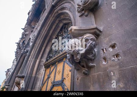 Gargoyle aus dem 19. Jahrhundert an der Seite des Rathauses in München Stockfoto