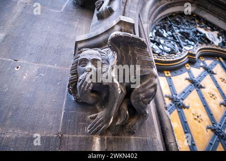 Gargoyle aus dem 19. Jahrhundert an der Seite des Rathauses in München Stockfoto