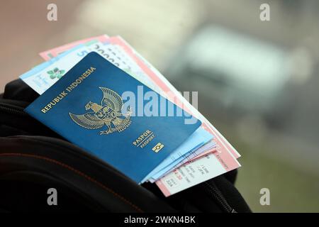 Blue Republic Indonesien Pass mit Geld und Flugtickets auf touristischen Rucksack Nahaufnahme. Tourismus und Reisekonzept Stockfoto