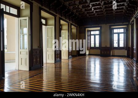 Innenansicht eines hölzernen Adelssaals. Fenster an einem dunklen, geheimnisvollen Ort. Stockfoto