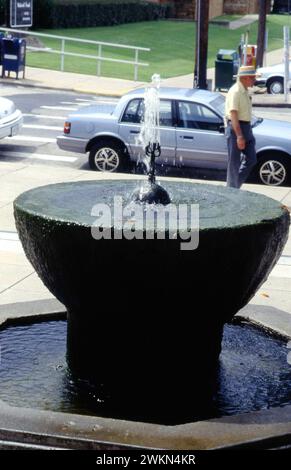 Brunnen mit natürlichem heißem Mineralwasser im Zentrum von Hot Springs, Arkansas, USA, 1993 Stockfoto