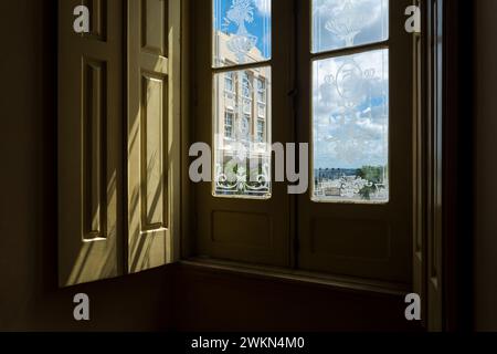 Innenansicht eines hölzernen Adelssaals. Fenster an einem dunklen, geheimnisvollen Ort. Stockfoto