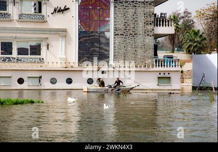 Kairo, Ägypten. März 2023. Plastikverschmutzung bedroht den Nil. Fischer trotzen schmutzigem Wasser, um zu überleben. (Kreditbild: © Katrina Kochneva/ZUMA Press Wire) NUR REDAKTIONELLE VERWENDUNG! Nicht für kommerzielle ZWECKE! Stockfoto