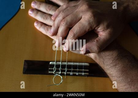 Hände auf einer klassischen Gitarre. Hochwertige Musik Stockfoto