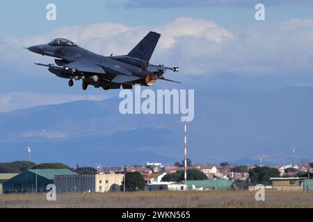 Die Vereinigten Staaten beabsichtigen, 12 ukrainische F-16-Piloten auszubilden 2024. Die Ausbildung der ukrainischen F-16-Piloten wird voraussichtlich zwischen Mai und August abgeschlossen sein. Im Bild: USAF General Dynamics F-16CM Fighting Falcon die USA planen die Ausbildung von 12 ukrainischen F-16 Piloten im Jahr 2024, die Ausbildung der ukrainischen F-16 Piloten wird voraussichtlich zwischen Mai und August abgeschlossen. Im Bild: General Dynamics F-16CM Fighting Falcon der USAF. Stockfoto