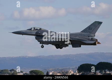 Die Vereinigten Staaten beabsichtigen, 12 ukrainische F-16-Piloten auszubilden 2024. Die Ausbildung der ukrainischen F-16-Piloten wird voraussichtlich zwischen Mai und August abgeschlossen sein. Im Bild: USAF General Dynamics F-16CM Fighting Falcon die USA planen die Ausbildung von 12 ukrainischen F-16 Piloten im Jahr 2024, die Ausbildung der ukrainischen F-16 Piloten wird voraussichtlich zwischen Mai und August abgeschlossen. Im Bild: General Dynamics F-16CM Fighting Falcon der USAF. Stockfoto