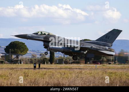 Die Vereinigten Staaten beabsichtigen, 12 ukrainische F-16-Piloten auszubilden 2024. Die Ausbildung der ukrainischen F-16-Piloten wird voraussichtlich zwischen Mai und August abgeschlossen sein. Im Bild: USAF General Dynamics F-16CM Fighting Falcon die USA planen die Ausbildung von 12 ukrainischen F-16 Piloten im Jahr 2024, die Ausbildung der ukrainischen F-16 Piloten wird voraussichtlich zwischen Mai und August abgeschlossen. Im Bild: General Dynamics F-16CM Fighting Falcon der USAF. Stockfoto