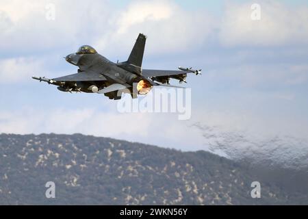 Die Vereinigten Staaten beabsichtigen, 12 ukrainische F-16-Piloten auszubilden 2024. Die Ausbildung der ukrainischen F-16-Piloten wird voraussichtlich zwischen Mai und August abgeschlossen sein. Im Bild: USAF General Dynamics F-16CM Fighting Falcon die USA planen die Ausbildung von 12 ukrainischen F-16 Piloten im Jahr 2024, die Ausbildung der ukrainischen F-16 Piloten wird voraussichtlich zwischen Mai und August abgeschlossen. Im Bild: General Dynamics F-16CM Fighting Falcon der USAF. Stockfoto