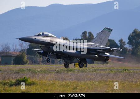 Die Vereinigten Staaten beabsichtigen, 12 ukrainische F-16-Piloten auszubilden 2024. Die Ausbildung der ukrainischen F-16-Piloten wird voraussichtlich zwischen Mai und August abgeschlossen sein. Im Bild: USAF General Dynamics F-16CM Fighting Falcon die USA planen die Ausbildung von 12 ukrainischen F-16 Piloten im Jahr 2024, die Ausbildung der ukrainischen F-16 Piloten wird voraussichtlich zwischen Mai und August abgeschlossen. Im Bild: General Dynamics F-16CM Fighting Falcon der USAF. Stockfoto