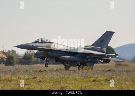 Die Vereinigten Staaten beabsichtigen, 12 ukrainische F-16-Piloten auszubilden 2024. Die Ausbildung der ukrainischen F-16-Piloten wird voraussichtlich zwischen Mai und August abgeschlossen sein. Im Bild: USAF General Dynamics F-16CM Fighting Falcon die USA planen die Ausbildung von 12 ukrainischen F-16 Piloten im Jahr 2024, die Ausbildung der ukrainischen F-16 Piloten wird voraussichtlich zwischen Mai und August abgeschlossen. Im Bild: General Dynamics F-16CM Fighting Falcon der USAF. Stockfoto