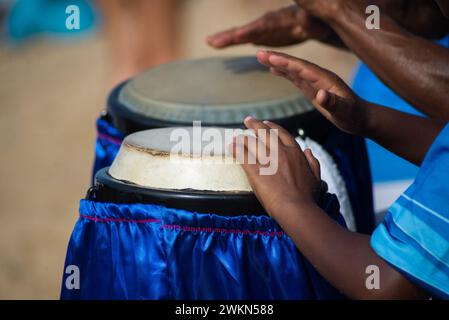 Hände, die Atabaque spielen. Musikalischer Rhythmus. Afrikanische Musik. Tribut an Iemanja. Stockfoto