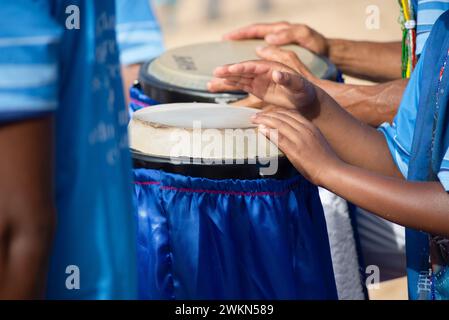 Hände, die Atabaque spielen. Musikalischer Rhythmus. Afrikanische Musik. Tribut an Iemanja. Stockfoto