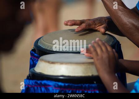 Hände, die Atabaque spielen. Musikalischer Rhythmus. Afrikanische Musik. Tribut an Iemanja. Stockfoto