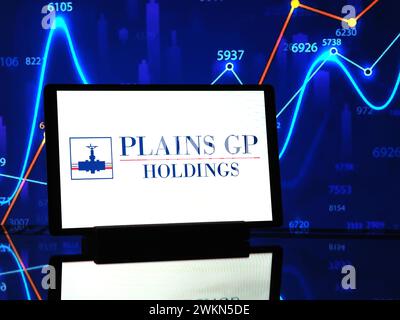 In dieser Fotoabbildung wird das Plains GP Holdings Logo auf einem Tablet angezeigt. Stockfoto