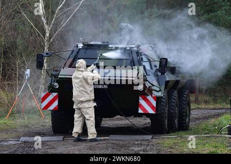 Entgiftung eines Transportpanzer Fuchs der Bundeswehr ein Transportpanzer Fuchs wird durch Soldaten der ABC Abwehrtruppe der Bundeswehr während einer Übung entgiftet. Das Fahrzeug wird mit Hochdruckreinigern und speziellen Zusätzen komplett abgewaschen. Hierbei tragen die Soldaten Schutzanzüge mit ABC-Schutzmasken. Während der Logistikübung Blue Lightning 2023 wurde von der Bundeswehr der Umschlag von Material, die Versorgung durchfahrender Kolonnen sowie der Betrieb einer logistischen Basis geübt. Mahlwinkel Sachsen-Anhalt Deutschland *** Dekontamination eines Panzertranspors der Bundeswehr Fuchs Stockfoto